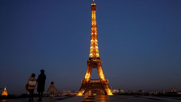 A mother and her child walk in front of the Eiffel Tower in Paris on November 4, 2020, as France is on a second lockdown aimed at containing the spread of Covid-19 pandemic caused by the novel coronavirus. - Sputnik International