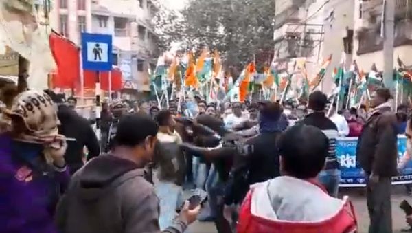 Supporters of India's West Bengal State Ruling Party Beat Member of Paramilitary Force - Sputnik International