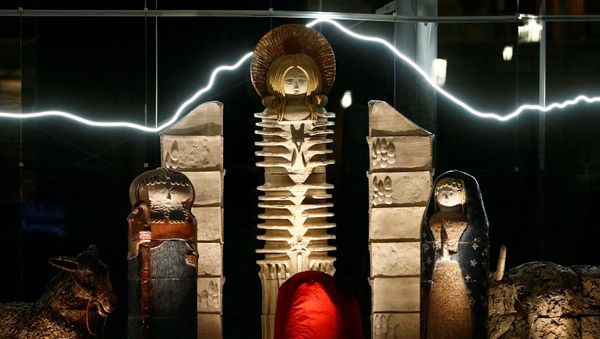 Nativity scene figurines are seen displayed before the lightning of the Vatican Christmas tree during a ceremony at St Peter's Square, with protocols in place due to COVID-19, at the Vatican, December 11, 2020. - Sputnik International
