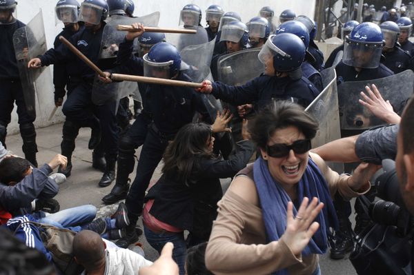 Students react during clashes with police officers in Algiers, Tuesday, 12 April 2011 Students react during clashes with police officers in Algiers, Tuesday, 12 April 2011 - Sputnik International