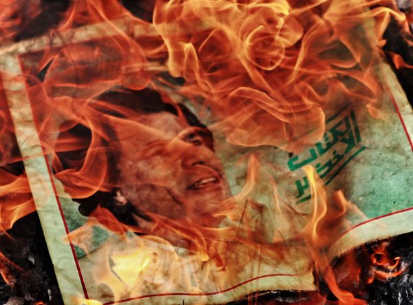 Portrait of Muammar Gaddafi on fire Portrait of Muammar Gaddafi on fire - Sputnik International