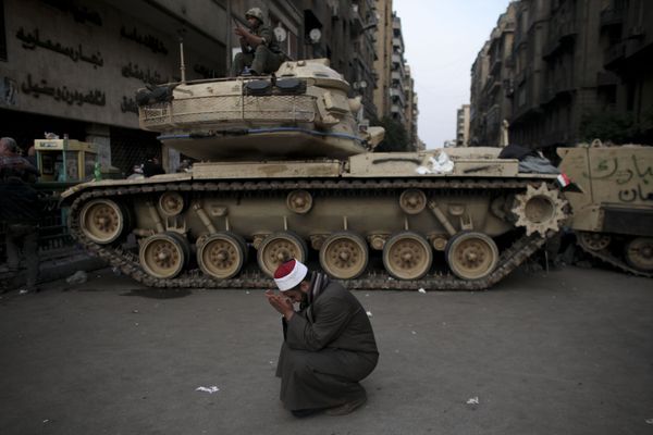A Muslim cleric cries next to a tank in Cairo A Muslim cleric cries next to a tank in Cairo - Sputnik International