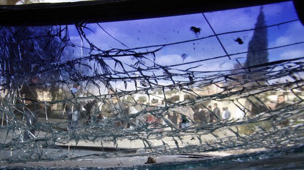 A cracked windshield is seen at the site of a suicide bombing in Damascus, Syria, Friday, Dec. 23, 2011. - Sputnik International