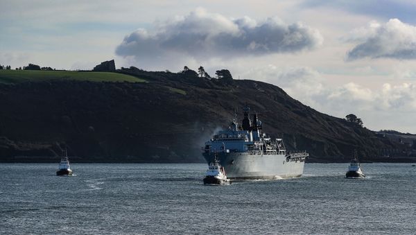 A tug pulls HMS Albion out of Plymouth Sound - Sputnik International