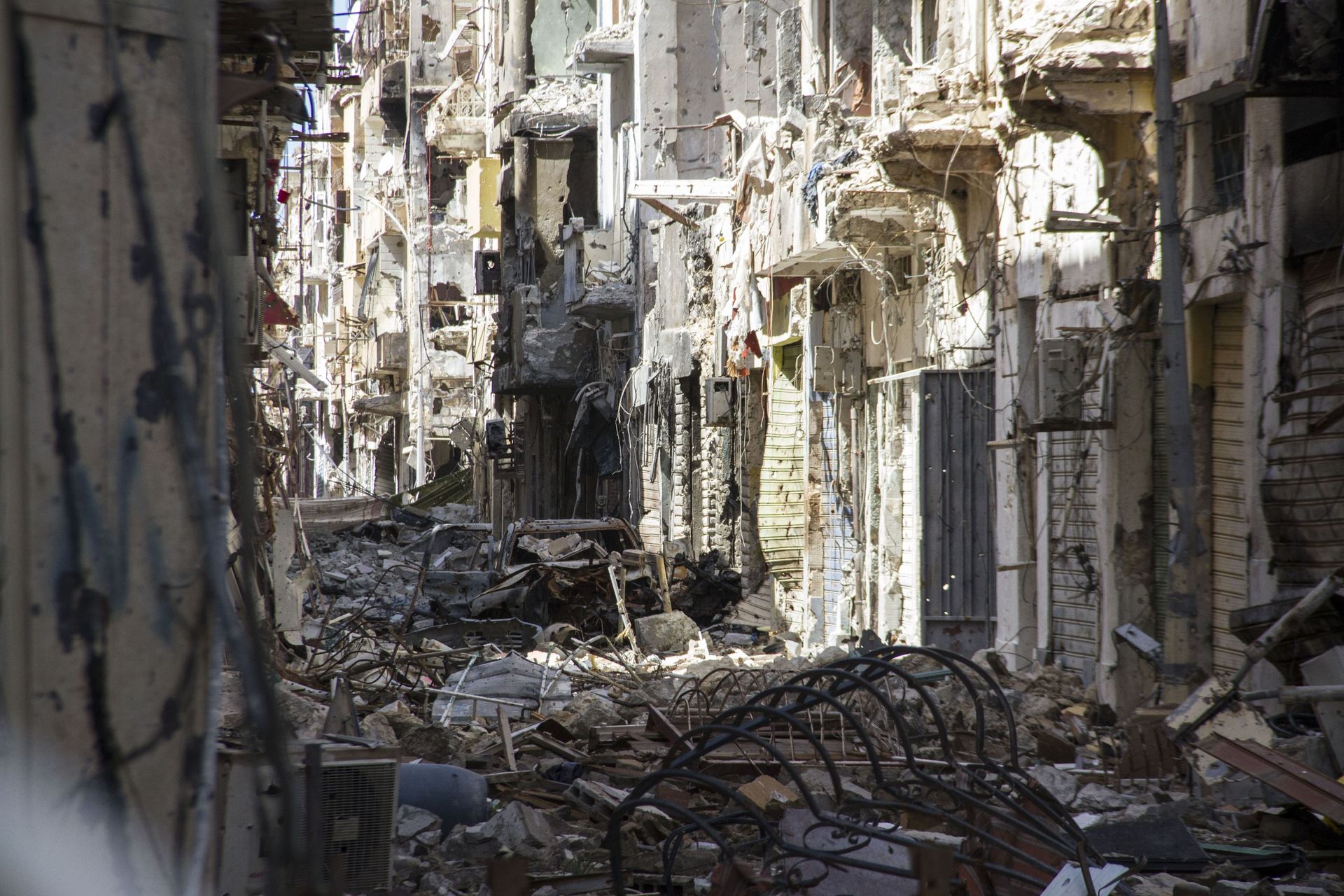 In this photo taken on April 4, 2015, a street is filled with debris and abandoned houses in the city of Benghazi, Libya - Sputnik International, 1920, 22.03.2022