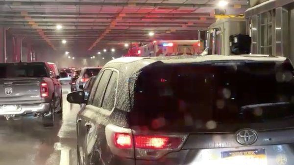 An eyewitness photo of cars lined up on the Henry Hudson Parkway in New York City, from the Citizen app, 16 December 2020. - Sputnik International