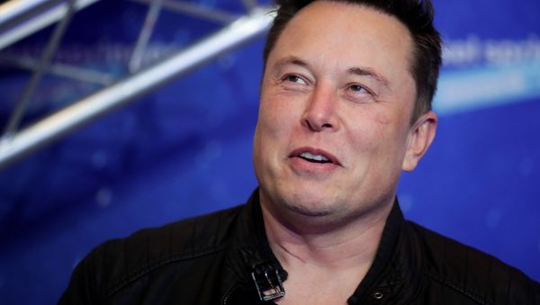 SpaceX owner and Tesla CEO Elon Musk looks on after arriving on the red carpet for the Axel Springer award, in Berlin, Germany, 1 December 2020 - Sputnik International