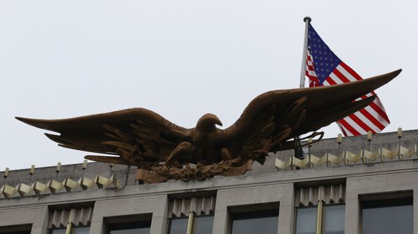 A U.S. flag flies above the Bald Eagle statue by Theodore Roszak atop the  U.S. embassy in London, Monday, Dec. 6, 2010 - Sputnik International