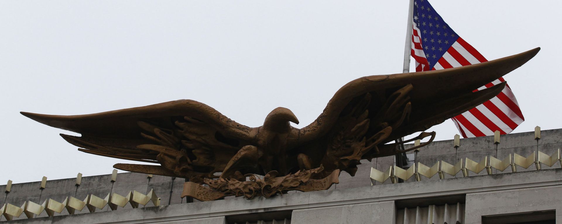 A U.S. flag flies above the Bald Eagle statue by Theodore Roszak atop the U.S. embassy in London, Monday, Dec. 6, 2010 A U.S. flag flies above the Bald Eagle statue by Theodore Roszak atop the U.S. embassy in London, Monday, Dec. 6, 2010 - Sputnik International, 1920, 24.11.2025