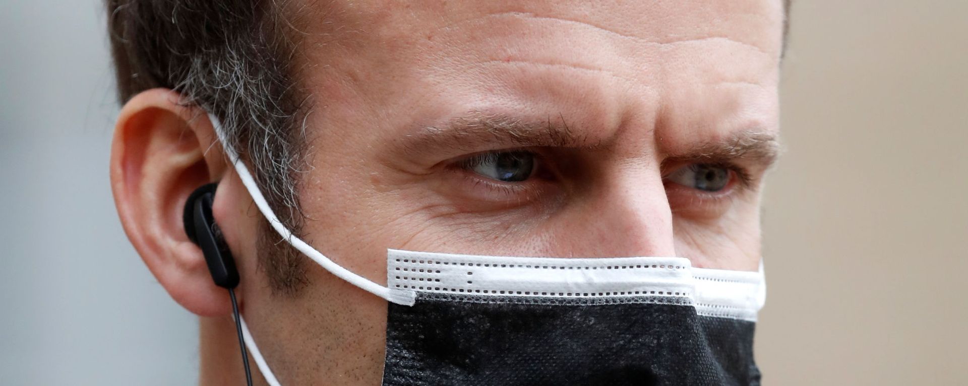 French President Emmanuel Macron, wearing a protective face mask, listens to Portugal's Prime Minister Antonio Costa (not seen) as they talk to the media before a meeting at the Elysee Palace in Paris, France, December 16, 2020 - Sputnik International, 1920, 17.12.2020