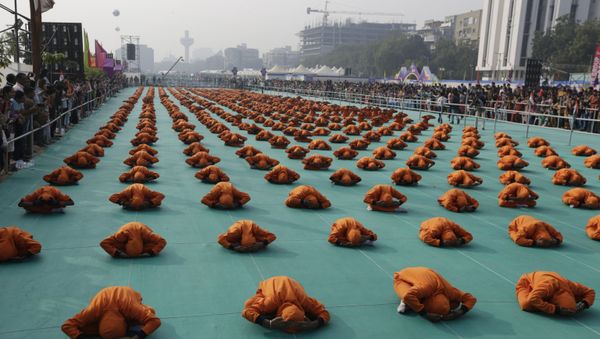 Indian school children perform yoga during the inauguration of an international kite festival in Ahmadabad, India, on Jan. 7, 2020 - Sputnik International