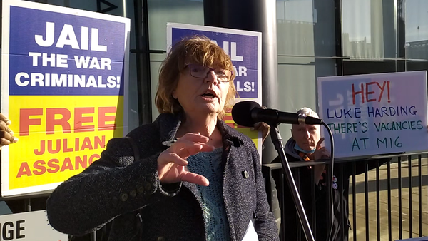 Maxine Walker outside The Guardian during a pro-Assange demonstration critical of the newspaper's reporting - Sputnik International