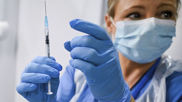 Paula McMahon prepares a shot of the Pfizer-BioNTech COVID-19 vaccine, as the mass public vaccination program gets underway, at the NHS Louisa Jordan Hospital in Glasgow, Scotland, Tuesday Dec. 8, 2020. The United Kingdom is beginning its vaccination campaign to inoculate people against the COVID-19 virus.  - Sputnik International