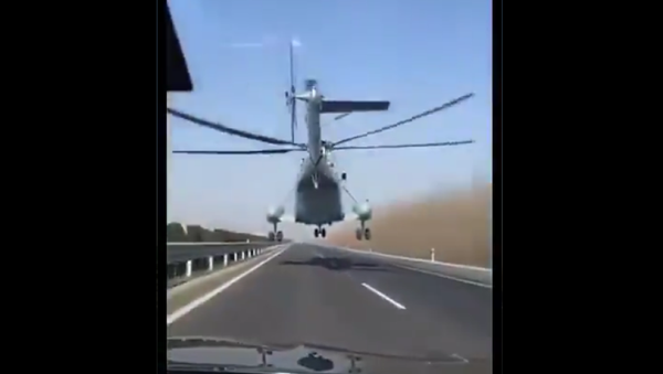 A People's Liberation Army Z-8 helicopter flies ultra-low over a Chinese highway - Sputnik International