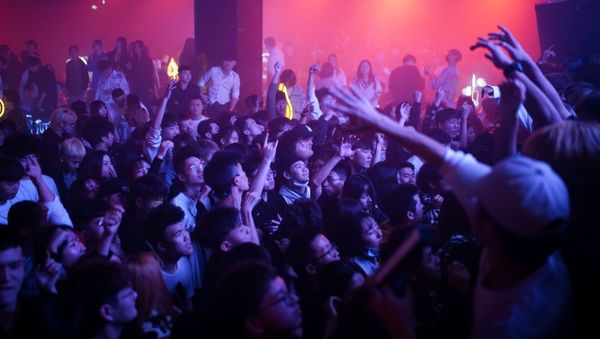 People dance at a nightclub, almost a year after the global outbreak of the coronavirus disease (COVID-19) in Wuhan, Hubei province, China, 12 December 2020.  - Sputnik International