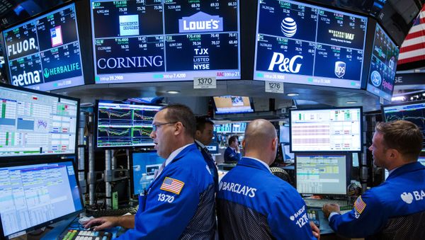 Traders work on the floor of the New York Stock Exchange shortly before the closing bell in New York August 26, 2015. - Sputnik International