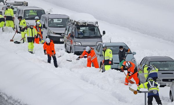 Over 1,000 in Japan Spend Night Stuck in 15-Km Traffic Jam During Heavy Snowstorm Over 1,000 in Japan Spend Night Stuck in 15-Km Traffic Jam During Heavy Snowstorm - Sputnik International