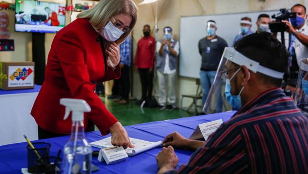 Cilia Flores, candidate and wife of Venezuela's President Nicolas Maduro, places her finger in a register list before she votes at a polling station during the parliamentary election in Caracas, Venezuela, December 6, 2020. - Sputnik International