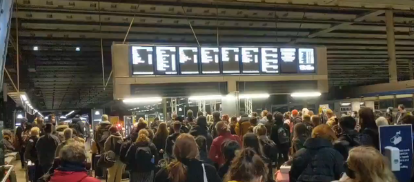 A huge crowd in London tube after new pandemic restrictions were announced by the UK government. A huge crowd in London tube after new pandemic restrictions were announced by the UK government. - Sputnik International