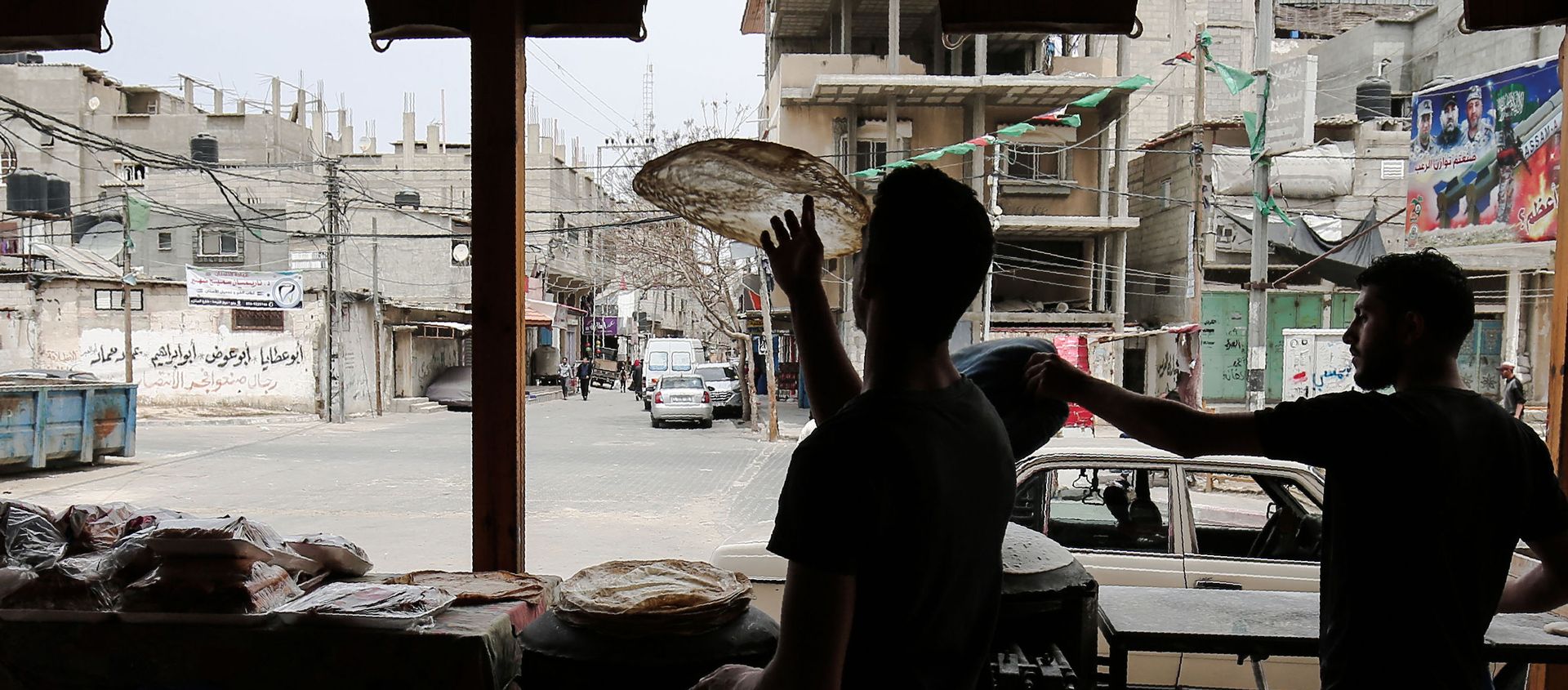 Palestinian men bake bread at a bakery in Rafah, in the southern Gaza Strip on May 1, 2017 - Sputnik International, 1920, 21.12.2020