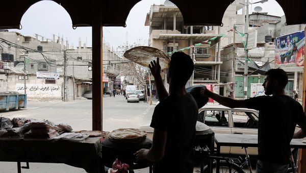 Palestinian men bake bread at a bakery in Rafah, in the southern Gaza Strip on May 1, 2017 Palestinian men bake bread at a bakery in Rafah, in the southern Gaza Strip on May 1, 2017 - Sputnik International