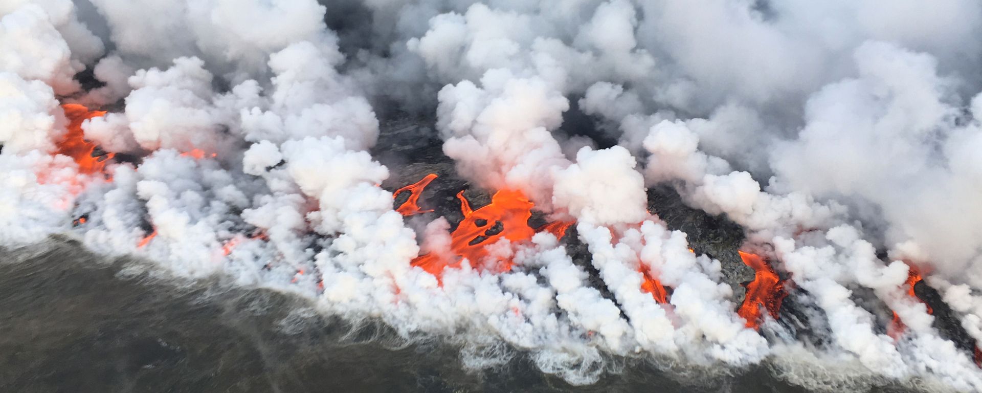 This image obtained June 26, 2018 from the US Geological Survey shows the lava entering the sea and releasing multiple laze plumes at Kilauea Volcano, Hawaii This image obtained June 26, 2018 from the US Geological Survey shows the lava entering the sea and releasing multiple laze plumes at Kilauea Volcano, Hawaii - Sputnik International, 1920, 21.12.2020