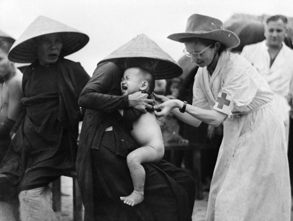 Nurse Marie Josette Francou vaccinates people against cholera in Mong Duc, Indochina on 10 October, 1953. Nurse Marie Josette Francou vaccinates people against cholera in Mong Duc, Indochina on 10 October, 1953. - Sputnik International