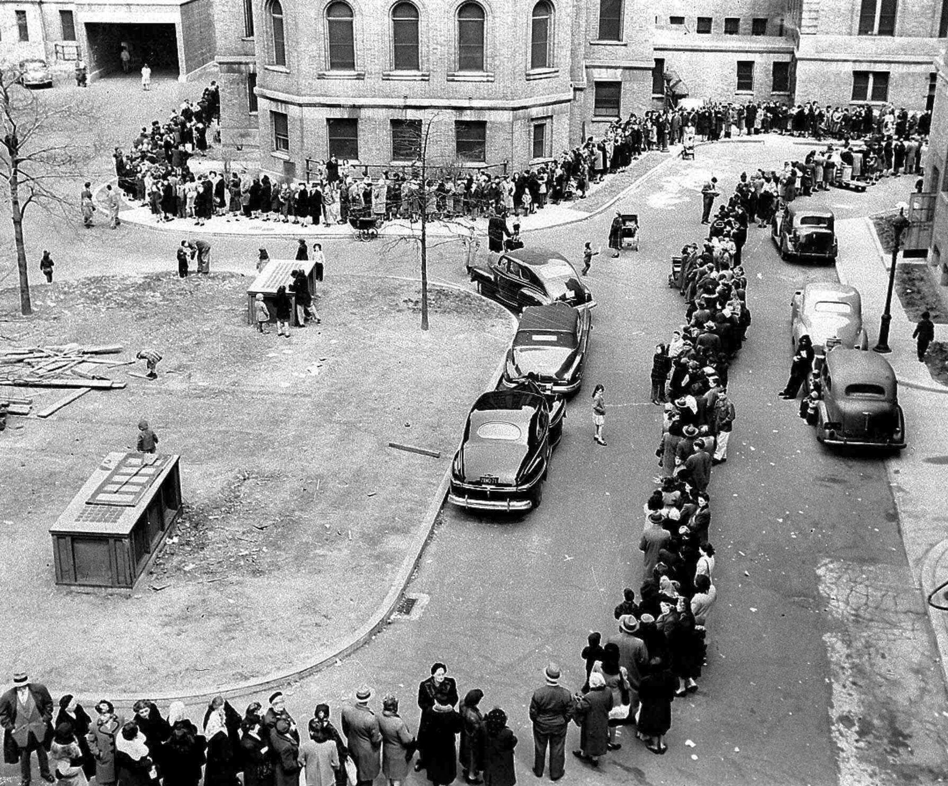 In this April 14, 1947 file photo, a long line winds toward the entrance to Morrisania Hospital in the Bronx borough of New York, where doctors are inoculating against smallpox. In this April 14, 1947 file photo, a long line winds toward the entrance to Morrisania Hospital in the Bronx borough of New York, where doctors are inoculating against smallpox. - Sputnik International, 1920, 17.11.2021