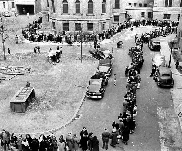 In this photo from 14 April, 1947, a long line snakes its way toward the entrance of Morrisania Hospital in New York's Bronx, where doctors inoculate locals against smallpox. In this photo from 14 April, 1947, a long line snakes its way toward the entrance of Morrisania Hospital in New York's Bronx, where doctors inoculate locals against smallpox. - Sputnik International