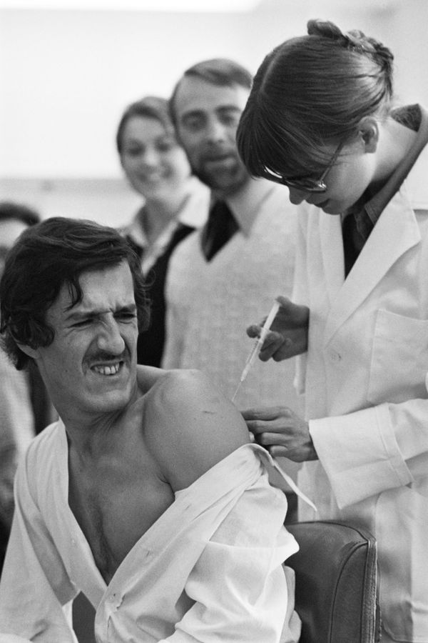 French reporter Dominique Faget receives the flu vaccine at the headquarters of Agence France-Presse in Paris on 15 September 1976. French reporter Dominique Faget receives the flu vaccine at the headquarters of Agence France-Presse in Paris on 15 September 1976. - Sputnik International