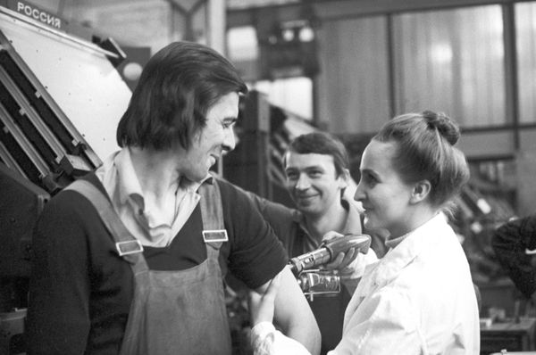 A flu vaccination in a factory in Leningrad, USSR, in 1977. A flu vaccination in a factory in Leningrad, USSR, in 1977. - Sputnik International