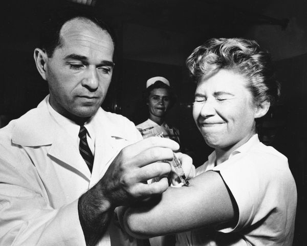 Taken on 16 August, 1957, this photo shows Dr. Joseph Ballinger giving Marjorie Hill, a nurse at Montefiore Hospital in New York, the first Asian flu vaccine shot administered in the city. Taken on 16 August, 1957, this photo shows Dr. Joseph Ballinger giving Marjorie Hill, a nurse at Montefiore Hospital in New York, the first Asian flu vaccine shot administered in the city. - Sputnik International