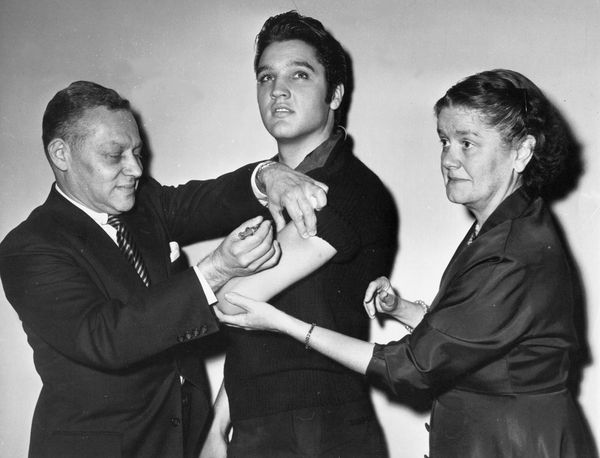 Elvis Presley receives a Salk polio vaccine shot from Dr. Harold Fuerst on 28 October, 1956, in New York City. Elvis Presley receives a Salk polio vaccine shot from Dr. Harold Fuerst on 28 October, 1956, in New York City. - Sputnik International