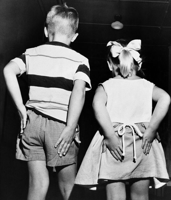 Coggie Pearce, left, and his sister, Debbie, 4, rub their behinds after receiving inoculations of gamma globulin in mass testing of the preventative polio vaccine, 2 July, 1952. Coggie Pearce, left, and his sister, Debbie, 4, rub their behinds after receiving inoculations of gamma globulin in mass testing of the preventative polio vaccine, 2 July, 1952. - Sputnik International