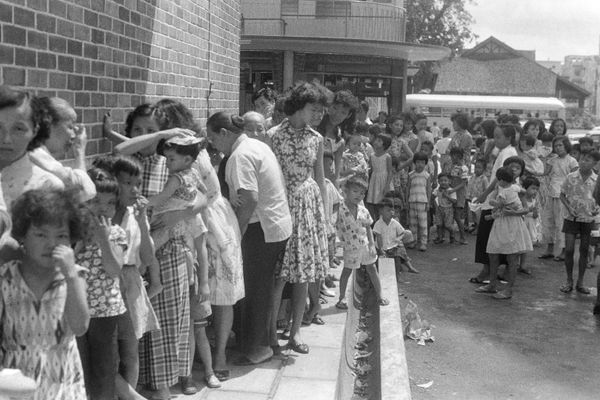 People queue on 20 April 1959 to be vaccinated against smallpox in Singapore. People queue on 20 April 1959 to be vaccinated against smallpox in Singapore. - Sputnik International