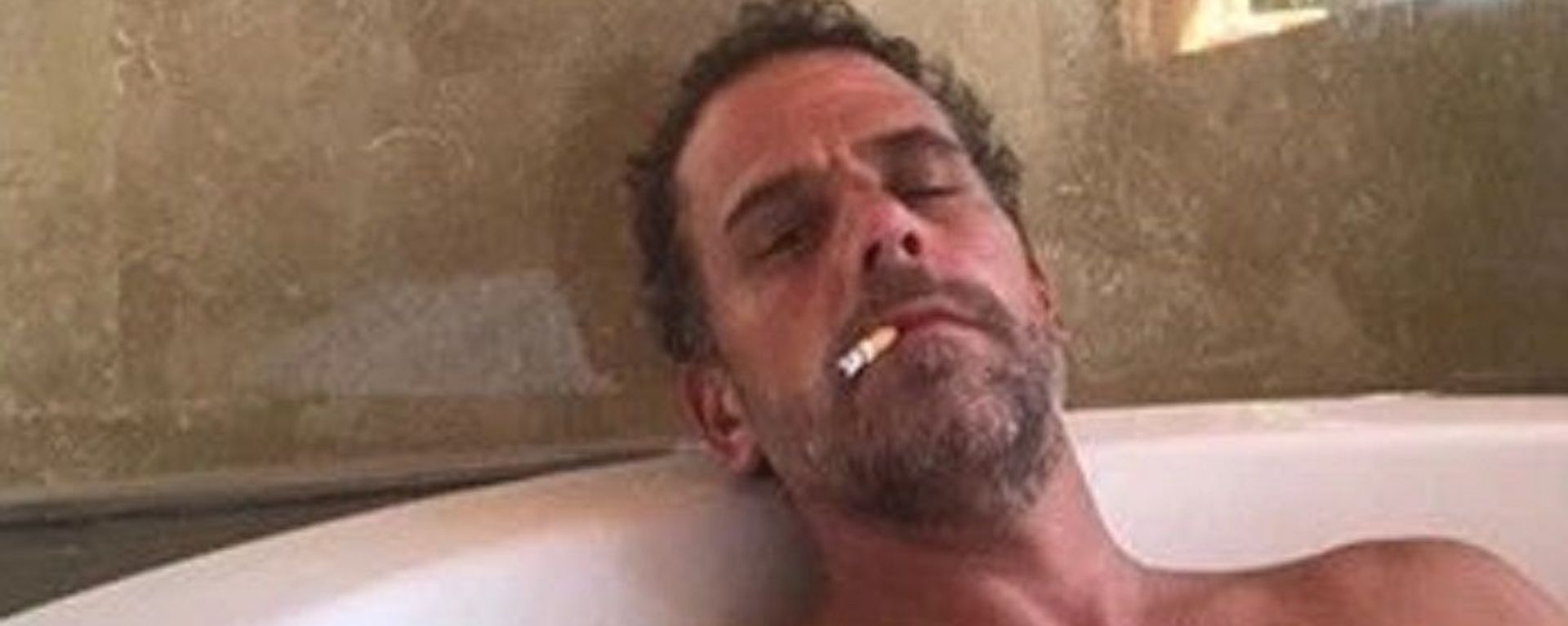 Photo of Hunter Biden relaxing in a bathtub, reportedly taken from a computer dropped off at a Delaware computer repair shop. Photo of Hunter Biden relaxing in a bathtub, reportedly taken from a computer dropped off at a Delaware computer repair shop. - Sputnik International, 1920, 08.10.2021