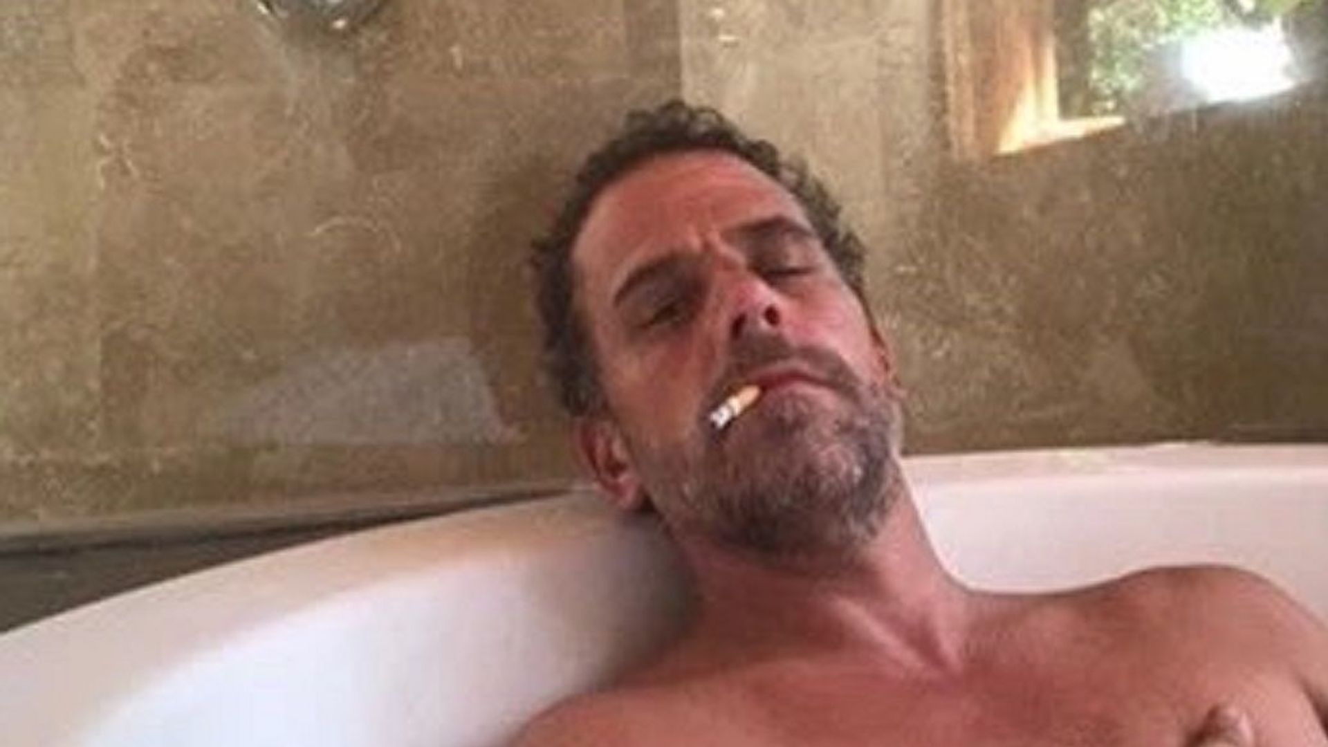 Photo of Hunter Biden relaxing in a bathtub, reportedly taken from a computer dropped off at a Delaware computer repair shop. Photo of Hunter Biden relaxing in a bathtub, reportedly taken from a computer dropped off at a Delaware computer repair shop. - Sputnik International, 1920, 08.10.2021
