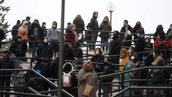 People wearing face masks queue to get tested for COVID-19 outside a private lab for clinical analysis in Madrid on December 21, 2020. People wearing face masks queue to get tested for COVID-19 outside a private lab for clinical analysis in Madrid on December 21, 2020. - Sputnik International