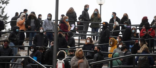 People wearing face masks queue to get tested for COVID-19 outside a private lab for clinical analysis in Madrid on December 21, 2020. People wearing face masks queue to get tested for COVID-19 outside a private lab for clinical analysis in Madrid on December 21, 2020. - Sputnik International