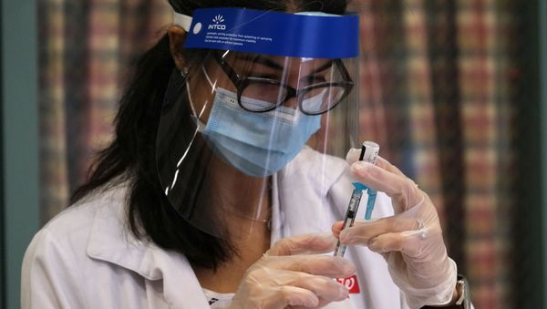 Walgreens Pharmacist Jessica Sahni prepares the coronavirus disease (COVID-19) vaccine at The New Jewish Home, a nursing home facility, in the Manhattan borough of New York City, New York, U.S., December 21, 2020 - Sputnik International