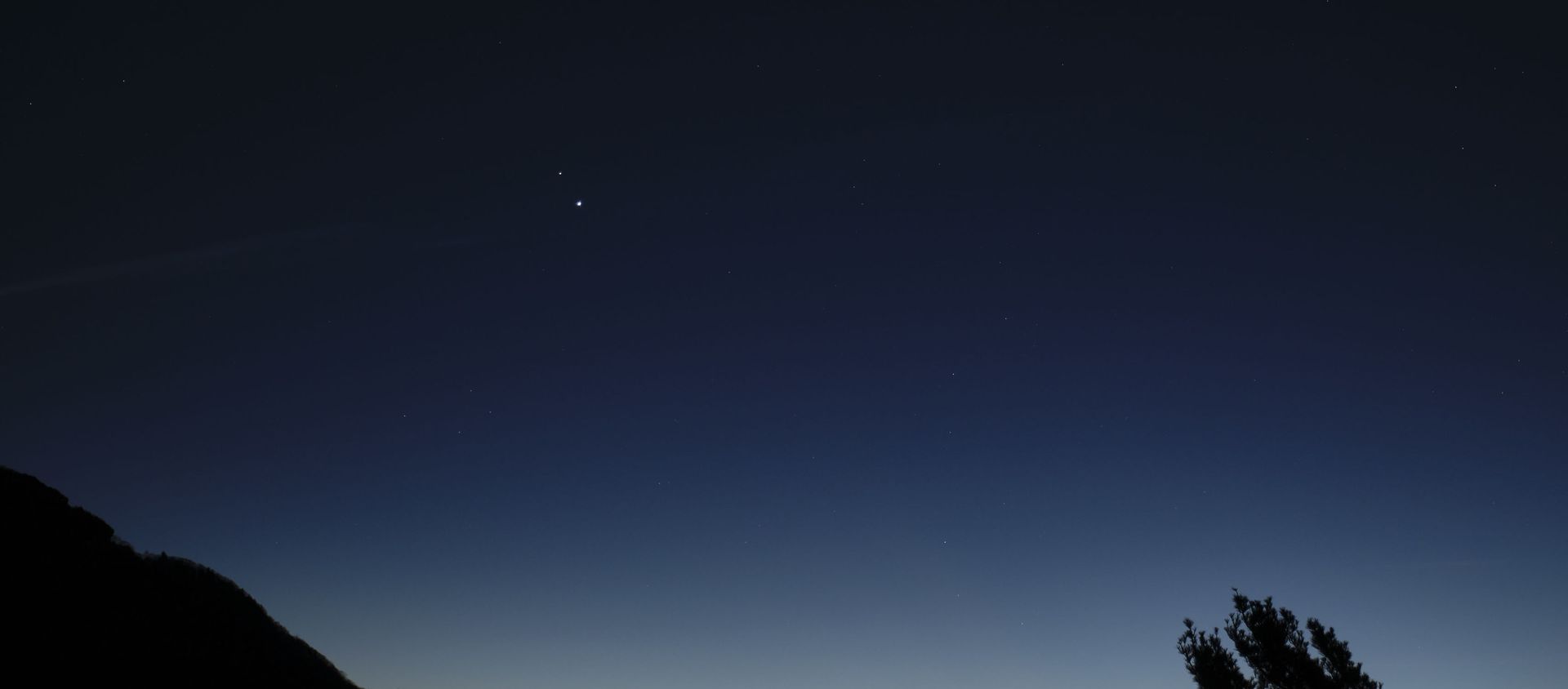 Saturn, top, and Jupiter, below, are seen after sunset from Shenandoah National Park, Sunday, Dec. 13, 2020, in Luray, Virginia. The two planets are drawing closer to each other in the sky as they head towards a “great conjunction” on December 21, where the two giant planets will appear a tenth of a degree apart. Saturn, top, and Jupiter, below, are seen after sunset from Shenandoah National Park, Sunday, Dec. 13, 2020, in Luray, Virginia. The two planets are drawing closer to each other in the sky as they head towards a “great conjunction” on December 21, where the two giant planets will appear a tenth of a degree apart. - Sputnik International, 1920, 11.02.2021
