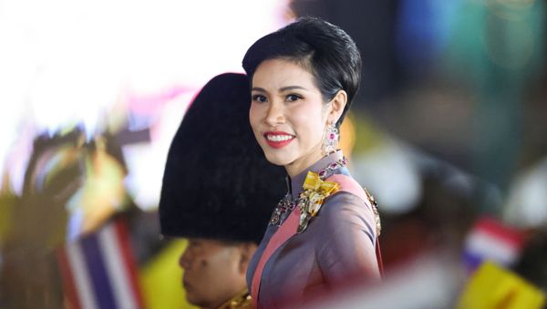 Thailand's Royal Noble Consort Sineenat Wongvajirapakdi attends a candlelight vigil to remember the birthday of Thailand's late King Bhumibol Adulyadej, outside the Grand Palace in Bangkok, Thailand, 5 December 2020 - Sputnik International