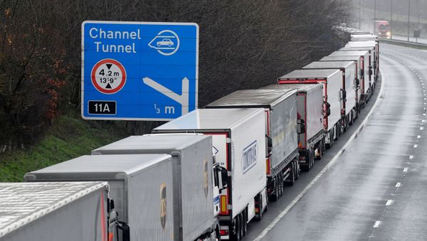 Lorries are parked on the M20 motorway towards the Eurotunnel and the Port of Dover, as EU countries impose a travel ban from the UK following the coronavirus disease (COVID-19) outbreak, in Folkestone, Britain, 21 December 2020 - Sputnik International