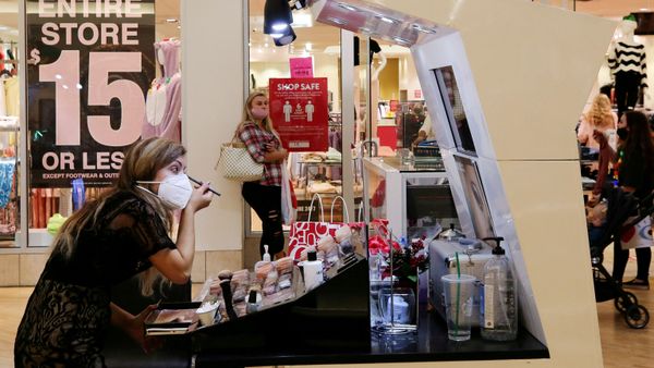 An employee wearing a protective mask applies makeup at Coastal Grand Mall on Black Friday, as the coronavirus disease (COVID-19) pandemic continues, in Myrtle Beach, South Carolina, U.S., November 27, 2020 - Sputnik International