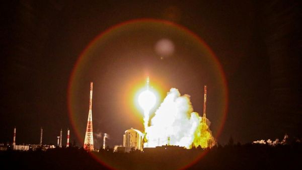 A Soyuz-2.1b rocket booster carrying the satellites of British firm OneWeb blasts off from a launch pad at the Vostochny Cosmodrome in Amur Region, Russia December 18, 2020. - Sputnik International