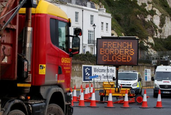 Truckers Stranded Outside English Port of Dover Scuffle With Police - Video Truckers Stranded Outside English Port of Dover Scuffle With Police - Video - Sputnik International