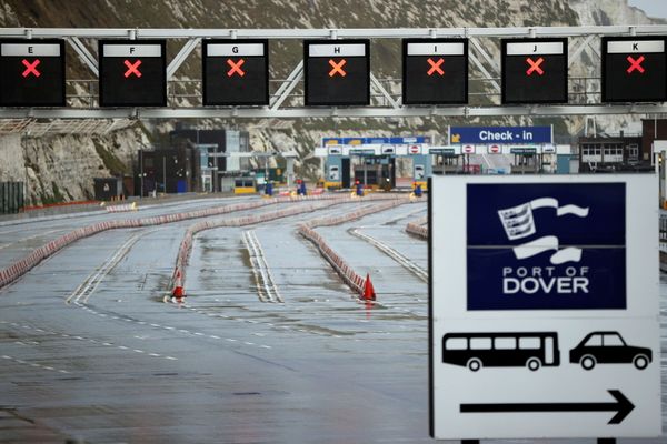 COVID: Blocking Thousands of Lorries at UK Border 'Caused Carnage,' Stranded Truckers Say - Sputnik International