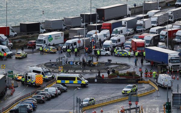 COVID: Blocking Thousands of Lorries at UK Border 'Caused Carnage,' Stranded Truckers Say - Sputnik International