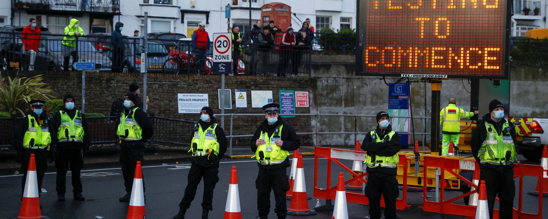 Police officers stand at the entrance to the Port of Dover, amid the coronavirus disease (COVID-19) outbreak Police officers stand at the entrance to the Port of Dover, amid the coronavirus disease (COVID-19) outbreak - Sputnik International, 1920, 01.01.2021