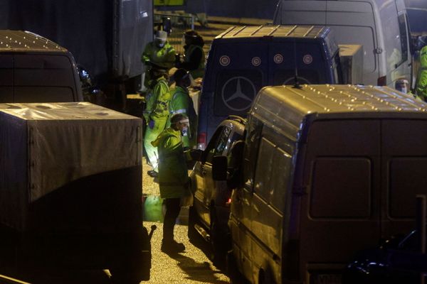 COVID: Blocking Thousands of Lorries at UK Border 'Caused Carnage,' Stranded Truckers Say - Sputnik International